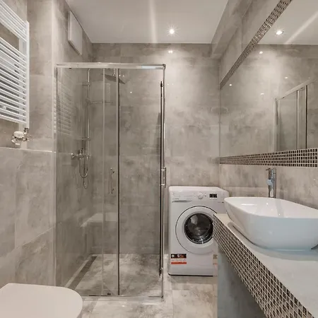 Lumina Apart Near Moniuszko Park