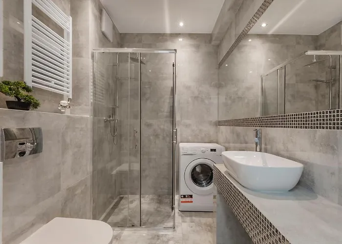 Lumina Apart Near Moniuszko Park